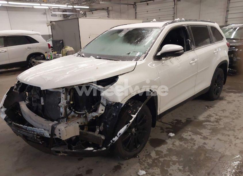 Photo 2 of 2019 Toyota Highlander SE/XLE (VIN 5TDJZRFH7KS944504)