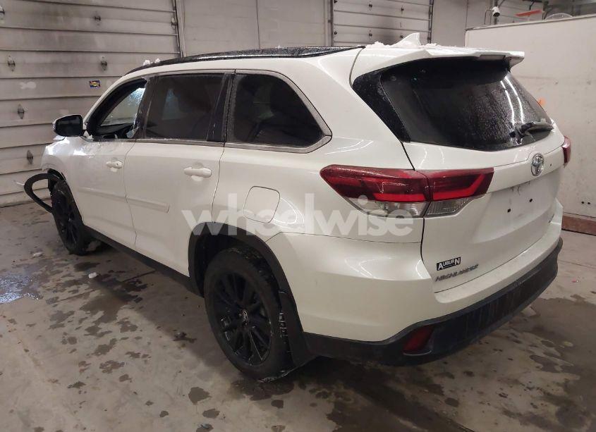 Photo 3 of 2019 Toyota Highlander SE/XLE (VIN 5TDJZRFH7KS944504)