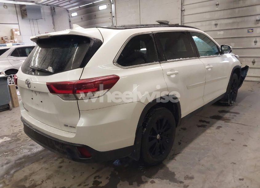 Photo 4 of 2019 Toyota Highlander SE/XLE (VIN 5TDJZRFH7KS944504)
