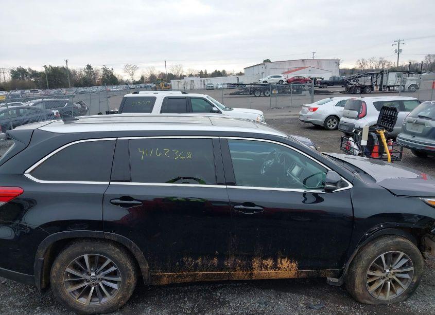 Photo 13 of 2017 Toyota Highlander XLE (VIN 5TDJZRFH8HS384646)