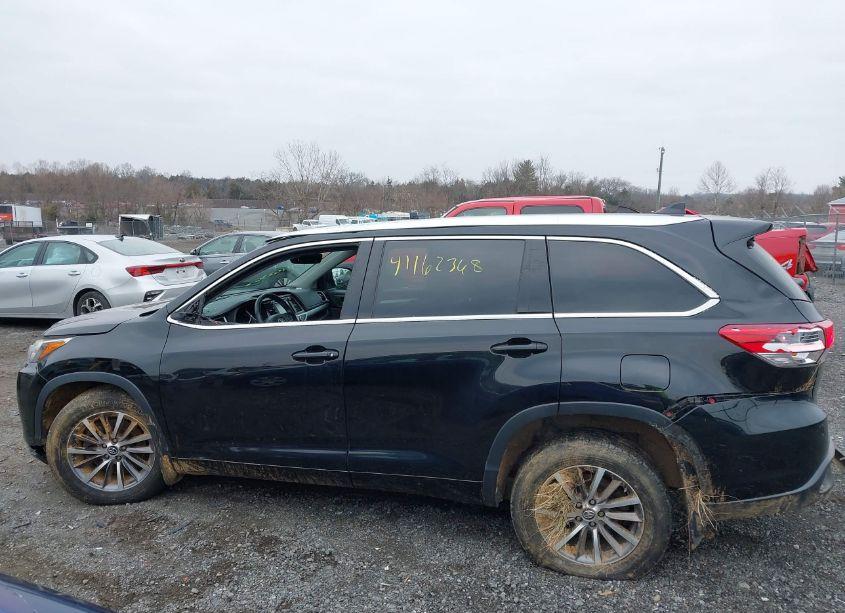 Photo 14 of 2017 Toyota Highlander XLE (VIN 5TDJZRFH8HS384646)
