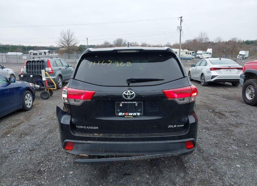 Photo 16 of 2017 Toyota Highlander XLE (VIN 5TDJZRFH8HS384646)
