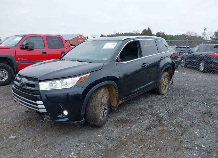 Photo 2 of 2017 Toyota Highlander XLE (VIN 5TDJZRFH8HS384646)