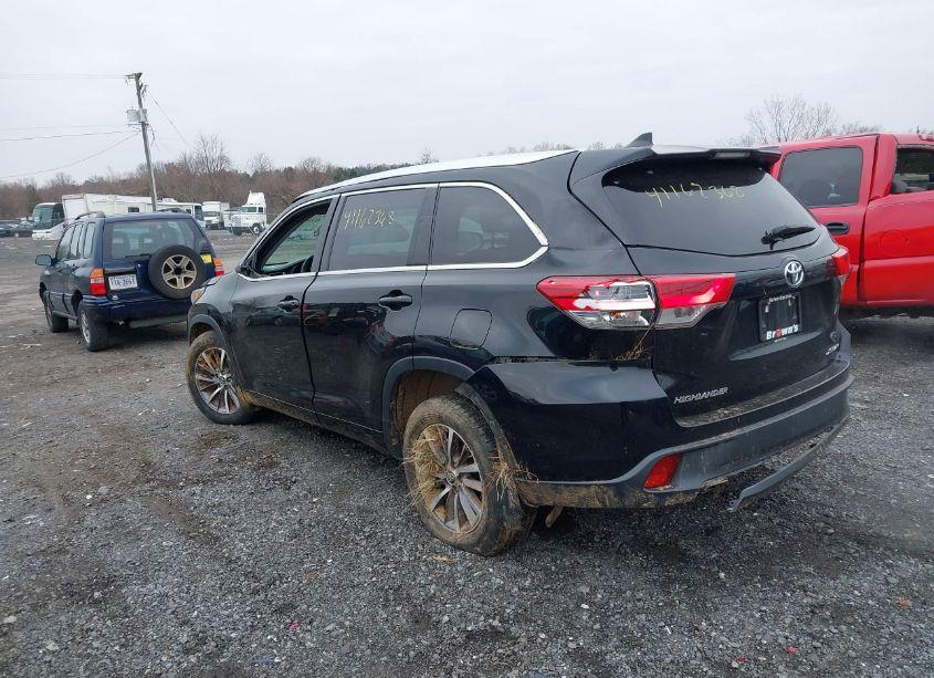 Photo 3 of 2017 Toyota Highlander XLE (VIN 5TDJZRFH8HS384646)