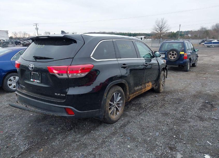 Photo 4 of 2017 Toyota Highlander XLE (VIN 5TDJZRFH8HS384646)
