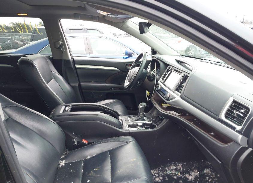 Photo 5 of 2017 Toyota Highlander XLE (VIN 5TDJZRFH8HS384646)
