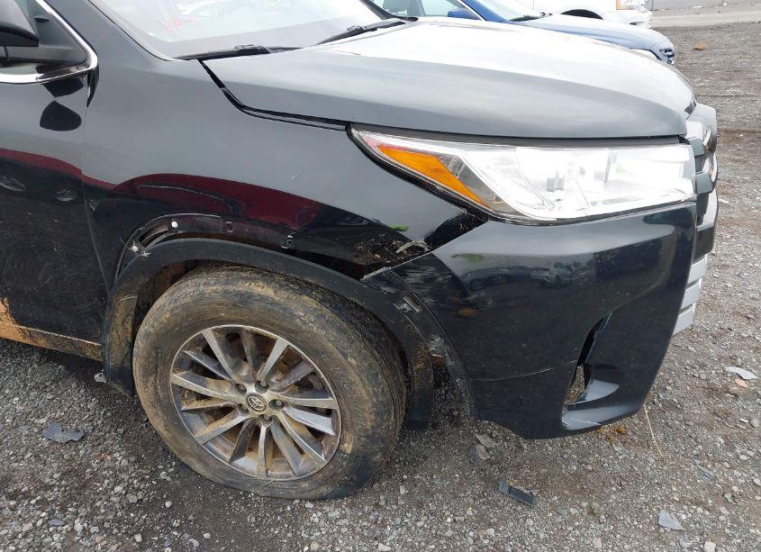 Photo 6 of 2017 Toyota Highlander XLE (VIN 5TDJZRFH8HS384646)