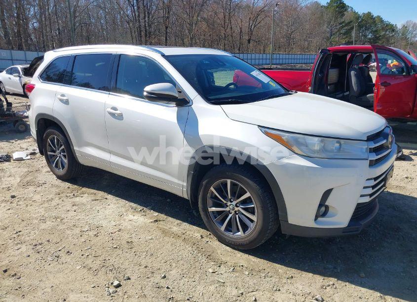 2017 Toyota Highlander XLE (VIN 5TDJZRFH8HS394416) main photo