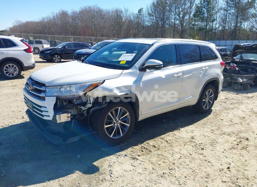 Photo 2 of 2017 Toyota Highlander XLE (VIN 5TDJZRFH8HS394416)