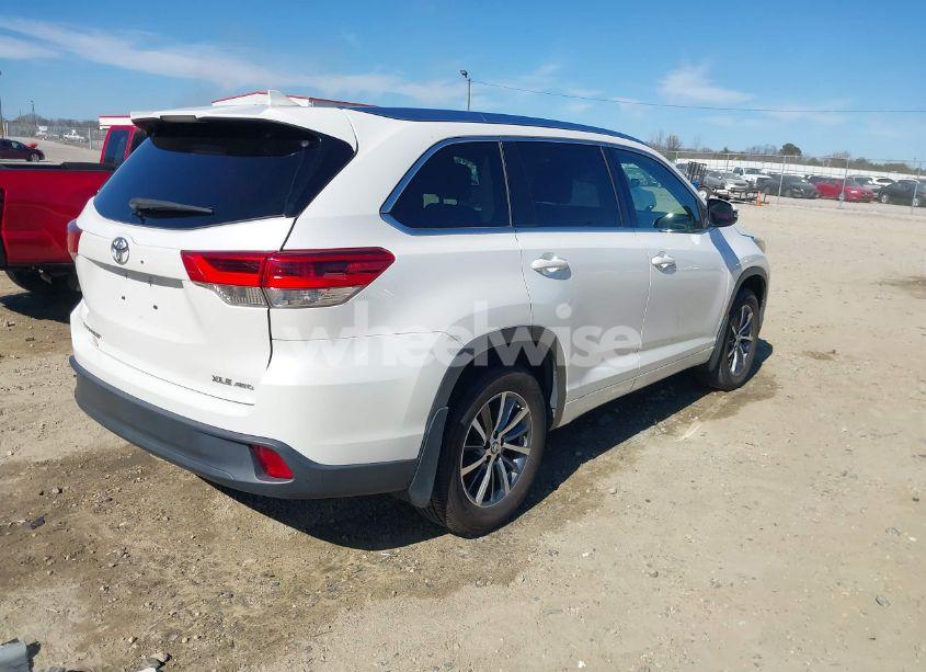 Photo 4 of 2017 Toyota Highlander XLE (VIN 5TDJZRFH8HS394416)