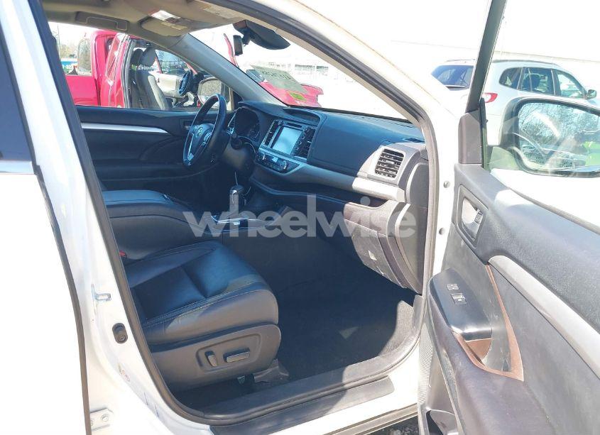 Photo 5 of 2017 Toyota Highlander XLE (VIN 5TDJZRFH8HS394416)