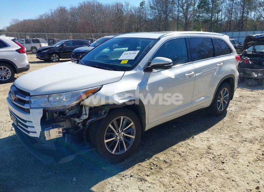 Photo 6 of 2017 Toyota Highlander XLE (VIN 5TDJZRFH8HS394416)