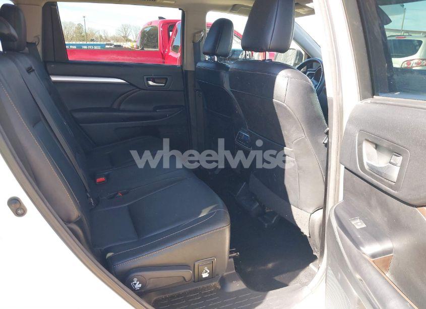 Photo 8 of 2017 Toyota Highlander XLE (VIN 5TDJZRFH8HS394416)