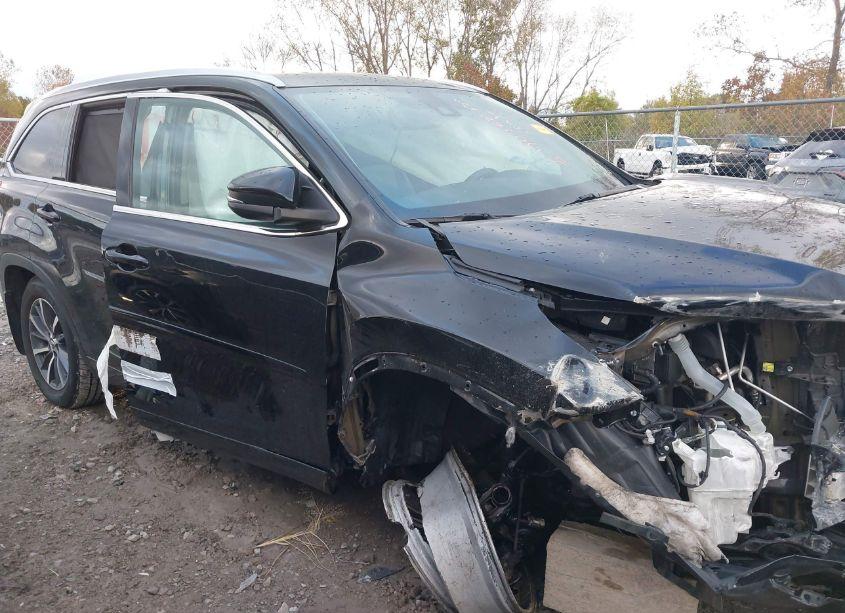 Photo 14 of 2017 Toyota Highlander XLE (VIN 5TDJZRFH8HS396067)