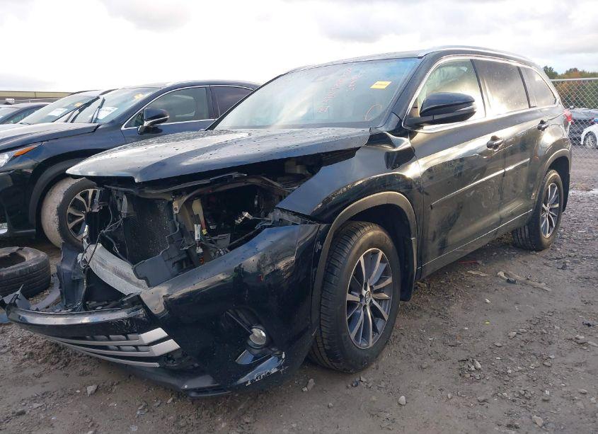 Photo 2 of 2017 Toyota Highlander XLE (VIN 5TDJZRFH8HS396067)