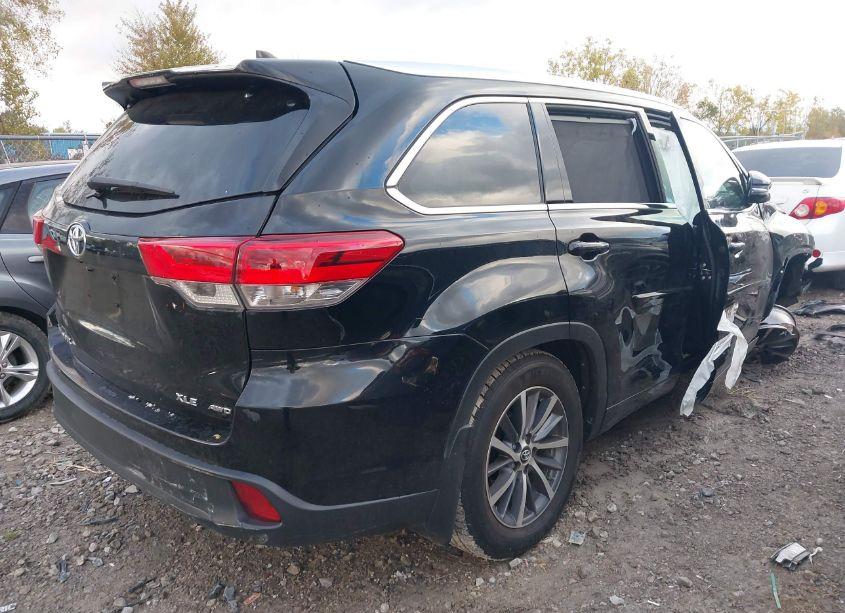Photo 4 of 2017 Toyota Highlander XLE (VIN 5TDJZRFH8HS396067)