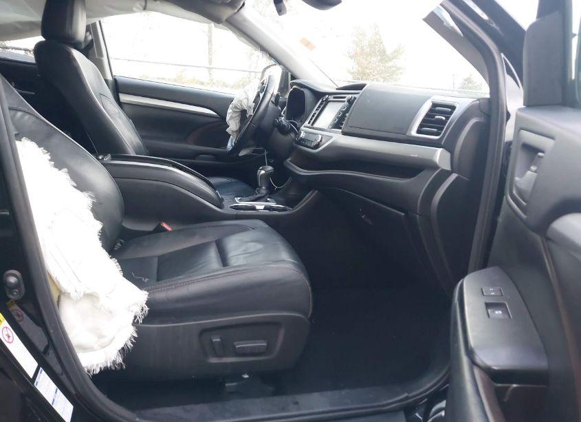 Photo 5 of 2017 Toyota Highlander XLE (VIN 5TDJZRFH8HS396067)