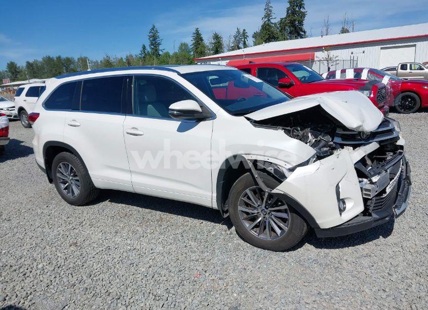 Photo 13 of 2017 Toyota Highlander XLE (VIN 5TDJZRFH8HS427544)