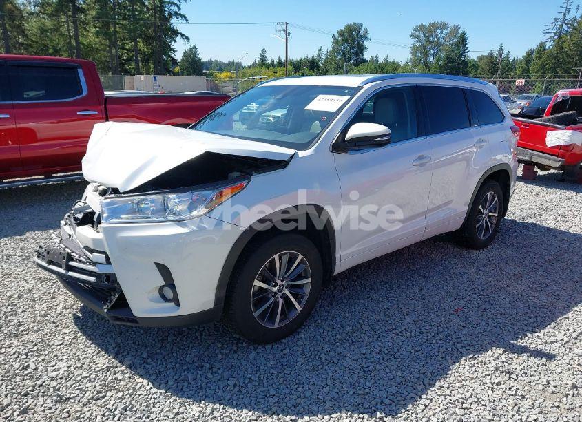 Photo 2 of 2017 Toyota Highlander XLE (VIN 5TDJZRFH8HS427544)