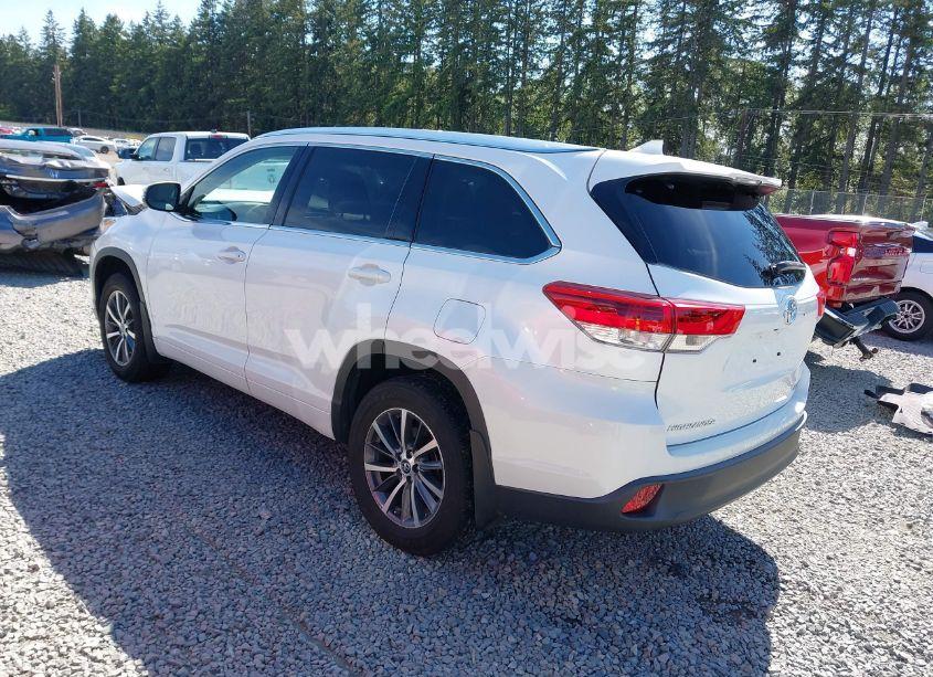 Photo 3 of 2017 Toyota Highlander XLE (VIN 5TDJZRFH8HS427544)