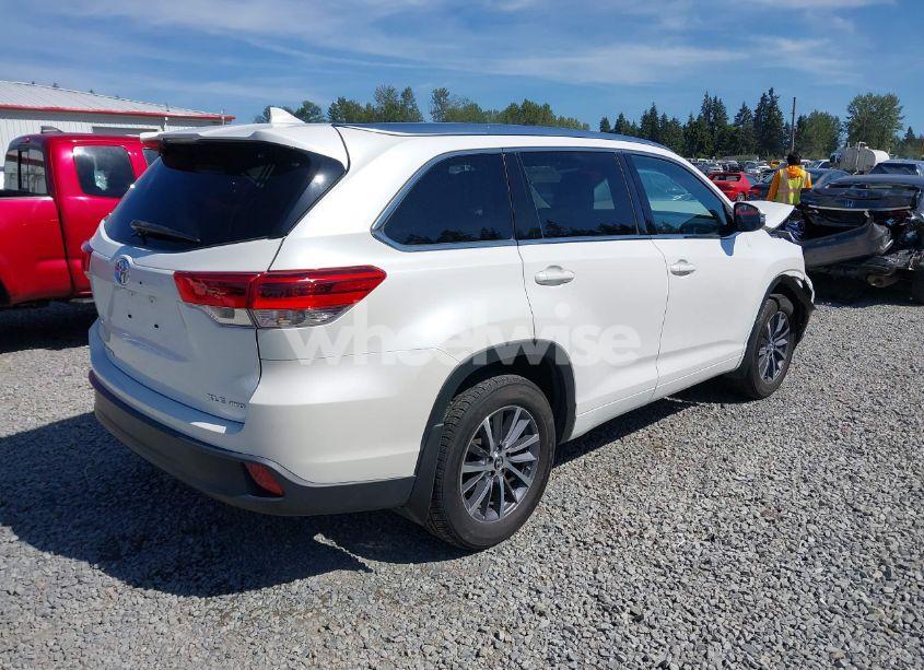 Photo 4 of 2017 Toyota Highlander XLE (VIN 5TDJZRFH8HS427544)