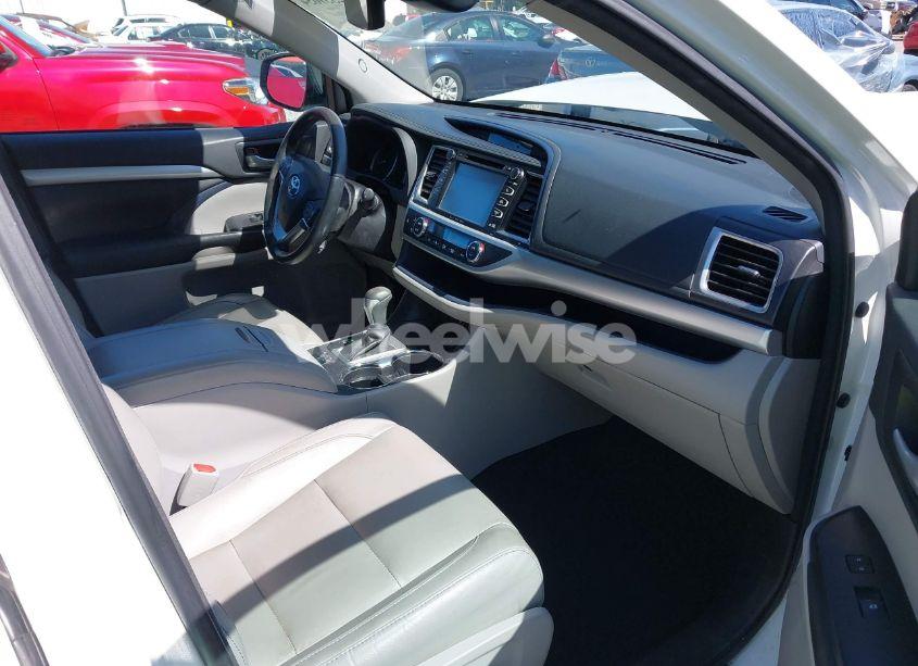 Photo 5 of 2017 Toyota Highlander XLE (VIN 5TDJZRFH8HS427544)