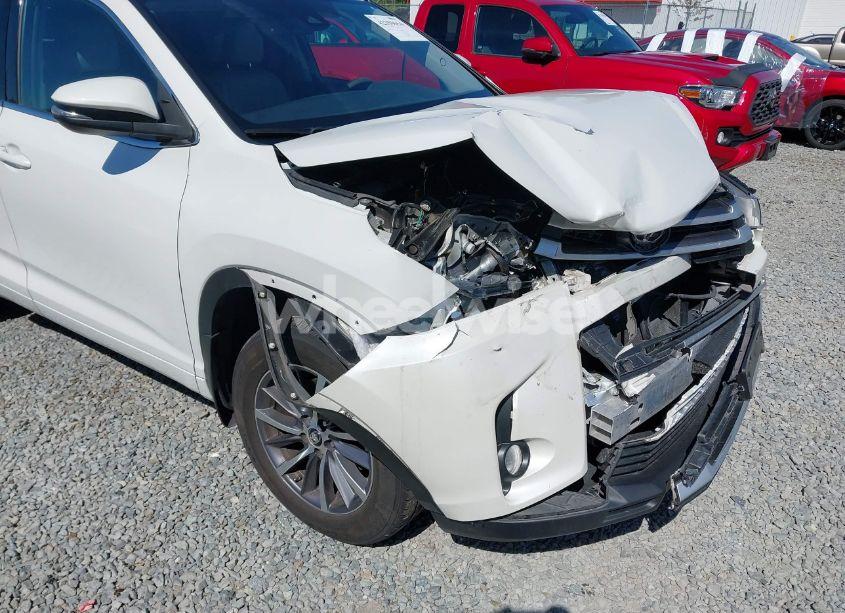 Photo 6 of 2017 Toyota Highlander XLE (VIN 5TDJZRFH8HS427544)