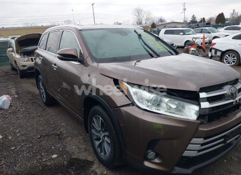 2017 Toyota Highlander XLE (VIN 5TDJZRFH8HS445235) main photo