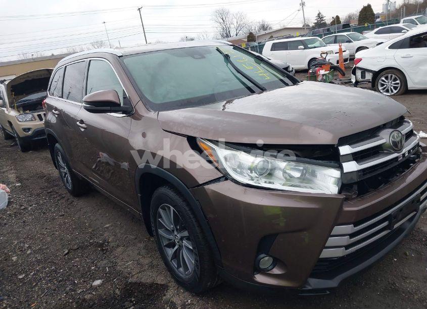 Photo 13 of 2017 Toyota Highlander XLE (VIN 5TDJZRFH8HS445235)