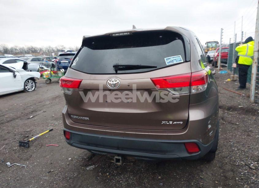 Photo 16 of 2017 Toyota Highlander XLE (VIN 5TDJZRFH8HS445235)