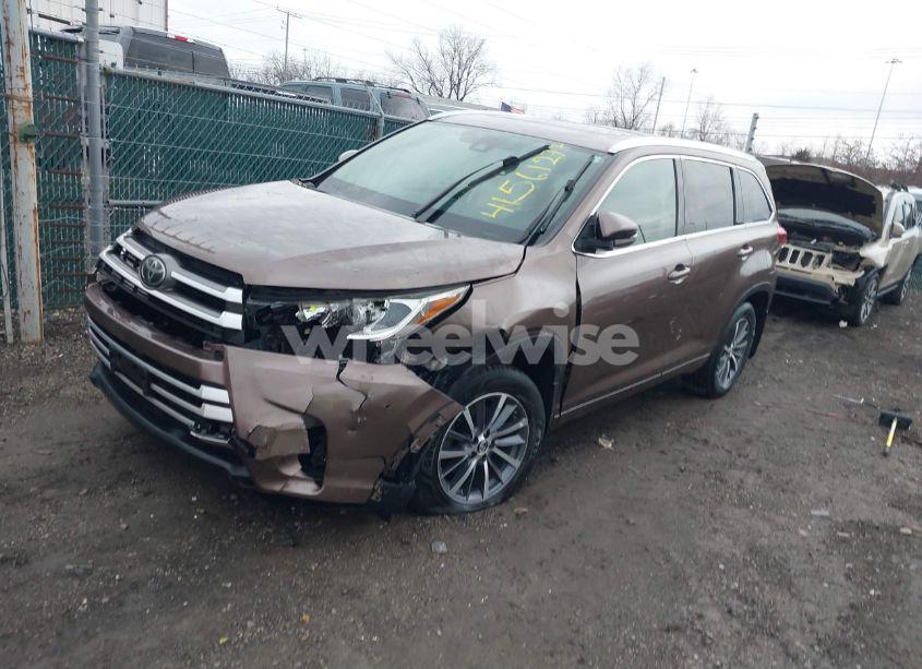 Photo 2 of 2017 Toyota Highlander XLE (VIN 5TDJZRFH8HS445235)