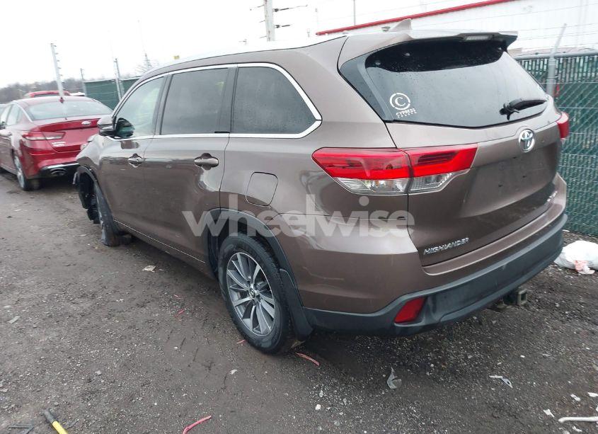 Photo 3 of 2017 Toyota Highlander XLE (VIN 5TDJZRFH8HS445235)