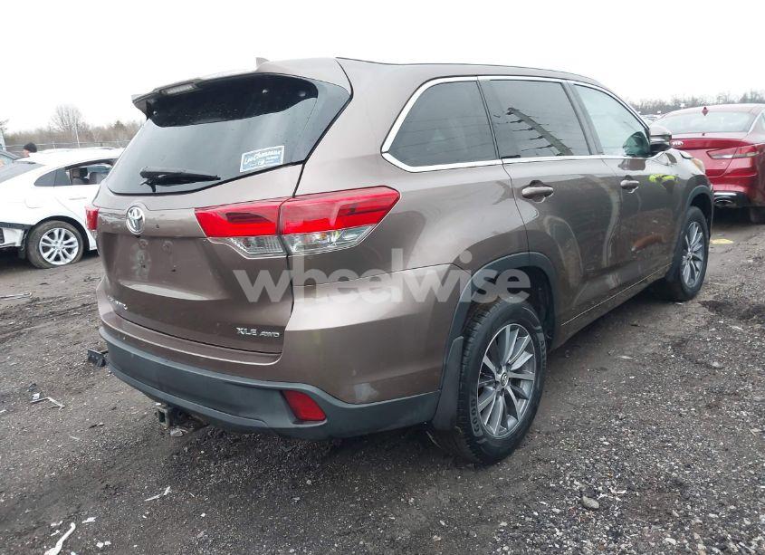 Photo 4 of 2017 Toyota Highlander XLE (VIN 5TDJZRFH8HS445235)
