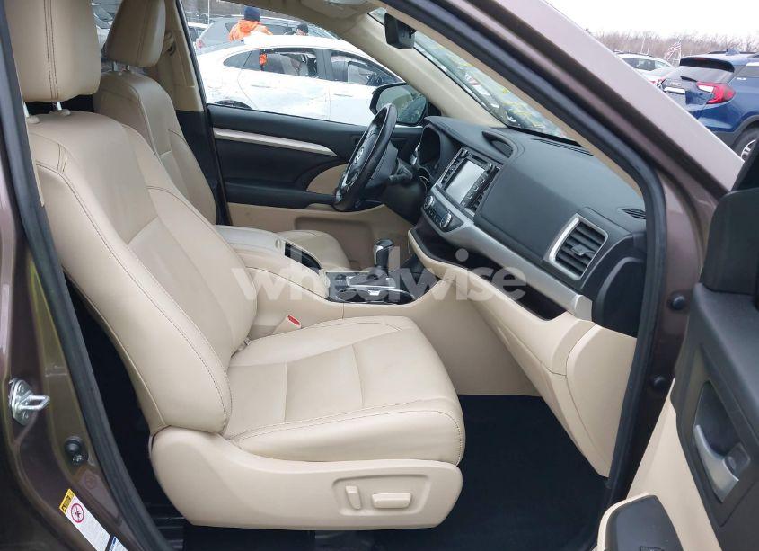 Photo 5 of 2017 Toyota Highlander XLE (VIN 5TDJZRFH8HS445235)