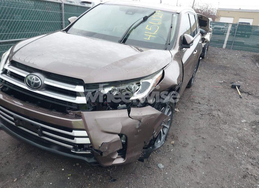Photo 6 of 2017 Toyota Highlander XLE (VIN 5TDJZRFH8HS445235)