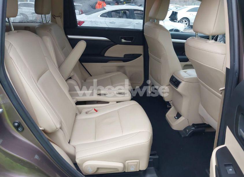 Photo 8 of 2017 Toyota Highlander XLE (VIN 5TDJZRFH8HS445235)