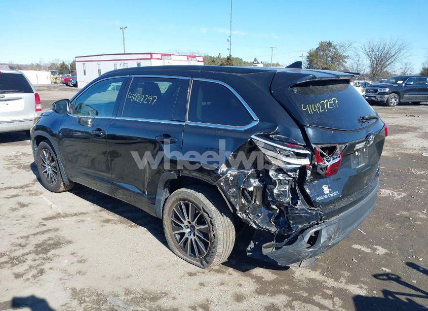 Photo 3 of 2017 Toyota Highlander SE (VIN 5TDJZRFH8HS469647)