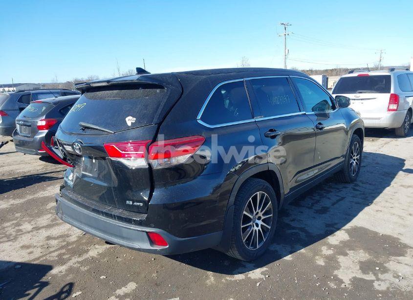 Photo 4 of 2017 Toyota Highlander SE (VIN 5TDJZRFH8HS469647)