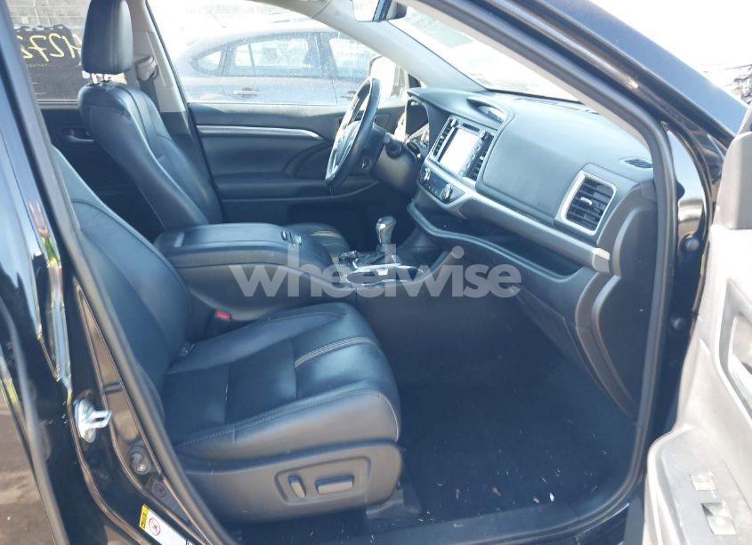 Photo 5 of 2017 Toyota Highlander SE (VIN 5TDJZRFH8HS469647)