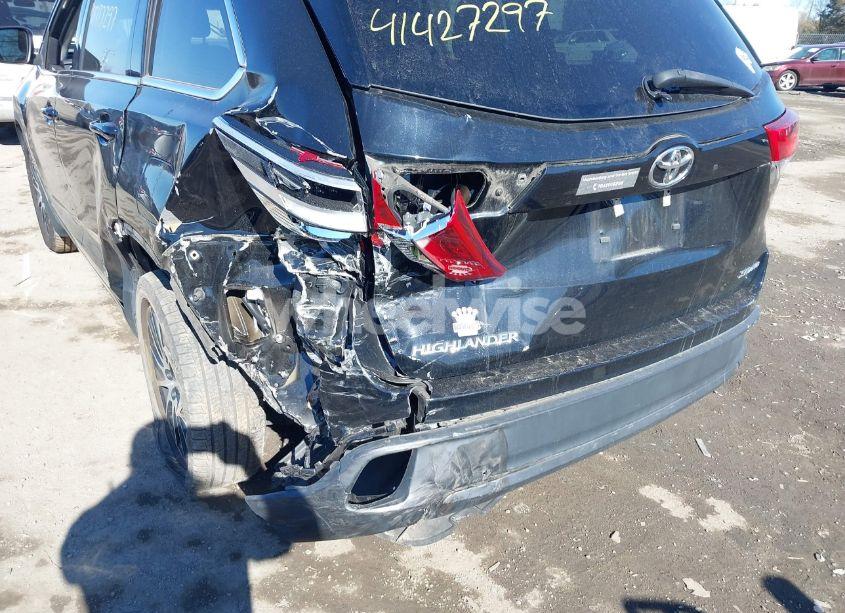 Photo 6 of 2017 Toyota Highlander SE (VIN 5TDJZRFH8HS469647)