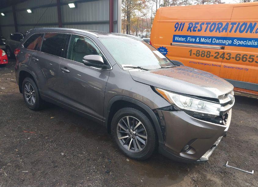 2017 Toyota Highlander XLE (VIN 5TDJZRFH8HS511475) main photo