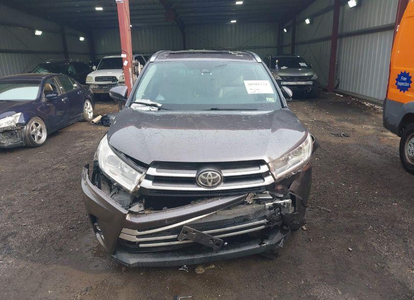 Photo 12 of 2017 Toyota Highlander XLE (VIN 5TDJZRFH8HS511475)