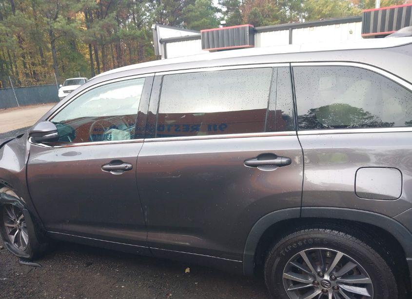 Photo 14 of 2017 Toyota Highlander XLE (VIN 5TDJZRFH8HS511475)