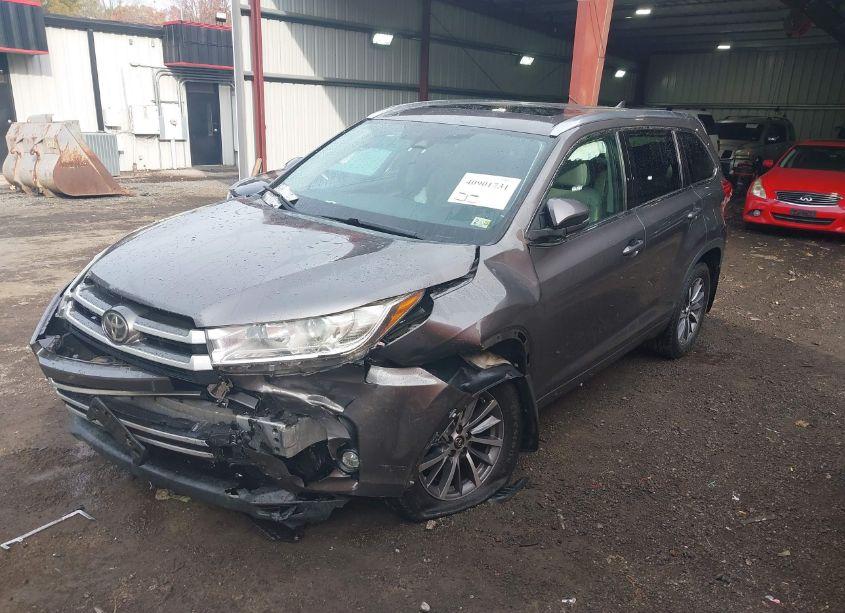 Photo 2 of 2017 Toyota Highlander XLE (VIN 5TDJZRFH8HS511475)