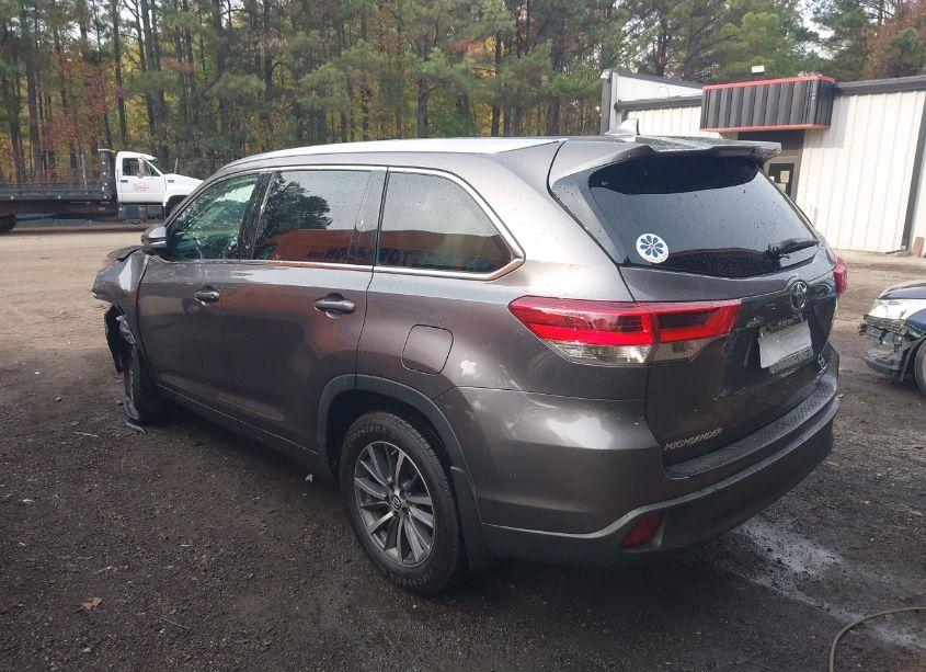 Photo 3 of 2017 Toyota Highlander XLE (VIN 5TDJZRFH8HS511475)