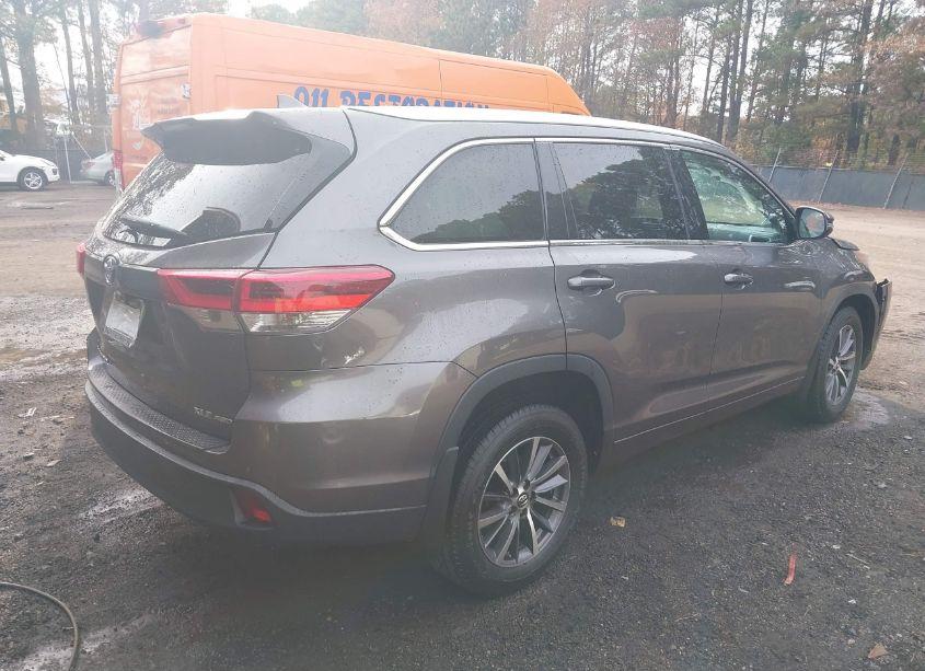 Photo 4 of 2017 Toyota Highlander XLE (VIN 5TDJZRFH8HS511475)