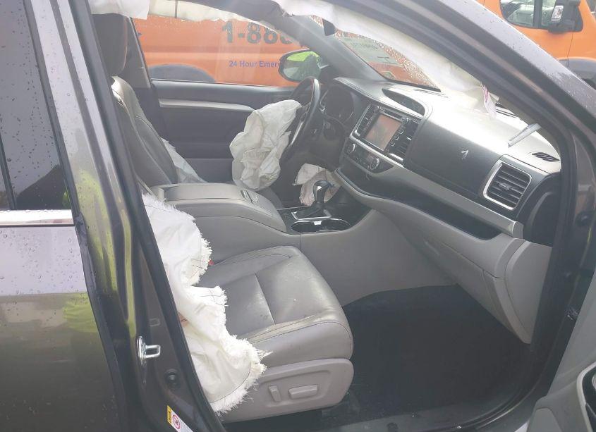 Photo 5 of 2017 Toyota Highlander XLE (VIN 5TDJZRFH8HS511475)
