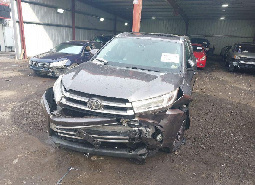 Photo 6 of 2017 Toyota Highlander XLE (VIN 5TDJZRFH8HS511475)