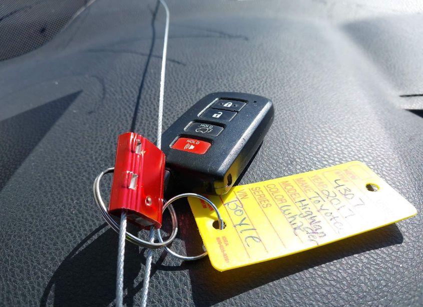 Photo 11 of 2017 Toyota Highlander XLE (VIN 5TDJZRFH8HS512724)