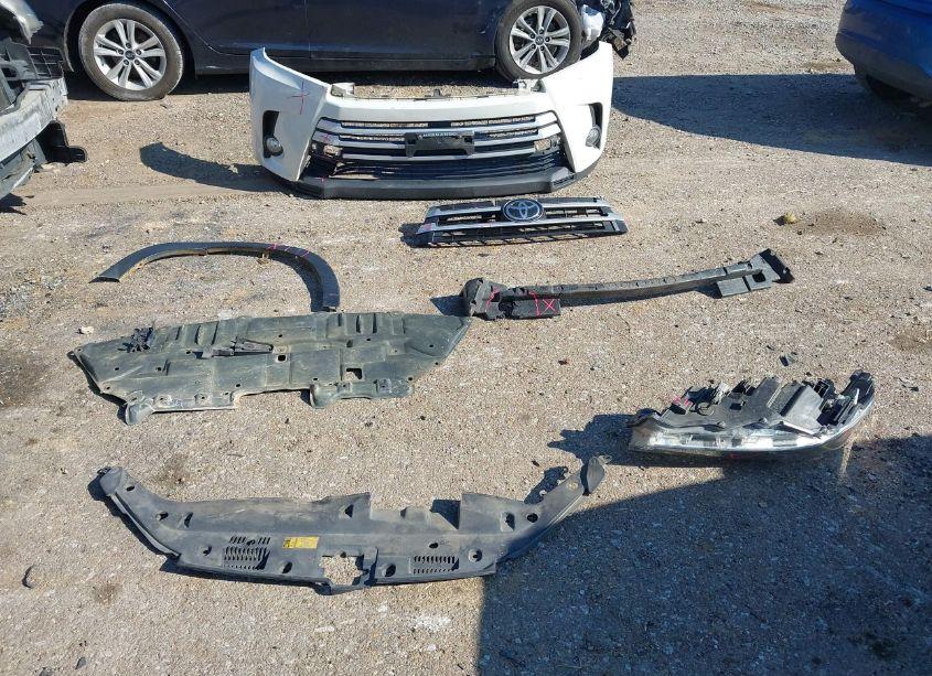 Photo 12 of 2017 Toyota Highlander XLE (VIN 5TDJZRFH8HS512724)